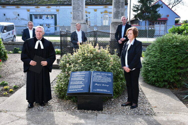 Odhalenie pamätnej tabule pred kostolom v Hložanoch
