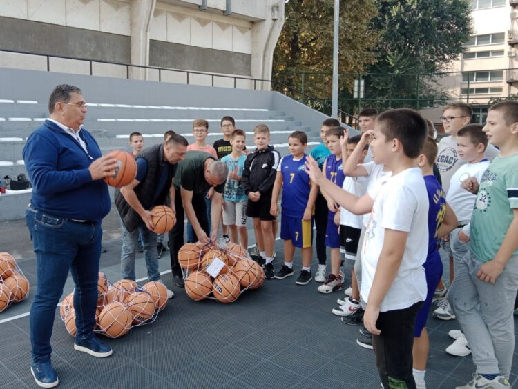Každý malý-veľký basketbalista od predsedu obce dostal loptu