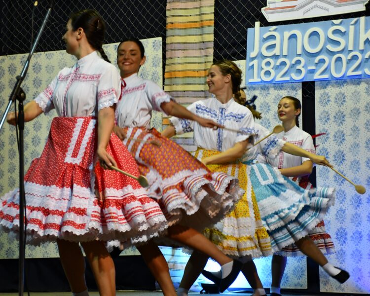 Tanečníčky SKC P. J. Šafárika z Nového Sadu