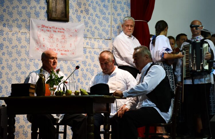 Humorné scénky v predvedení Jánošíčanov