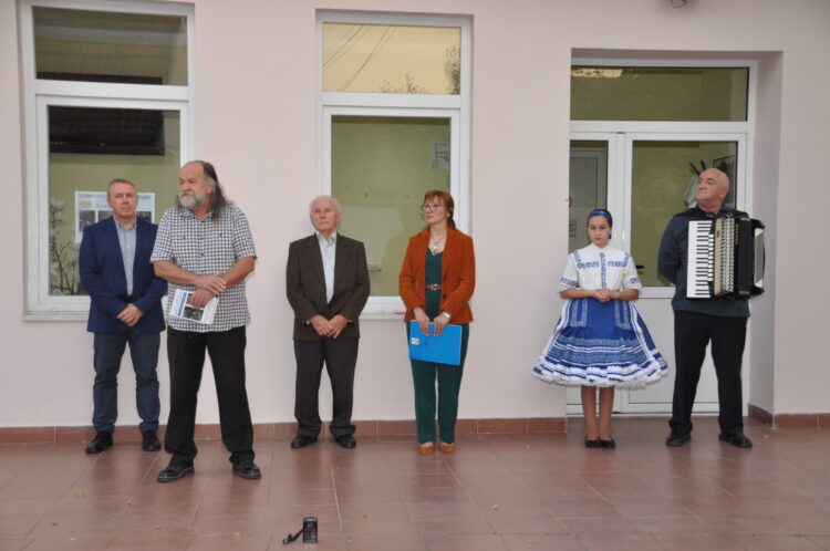 Pri otvorení prvej samostatnej výstavy Daniela Kopčoka