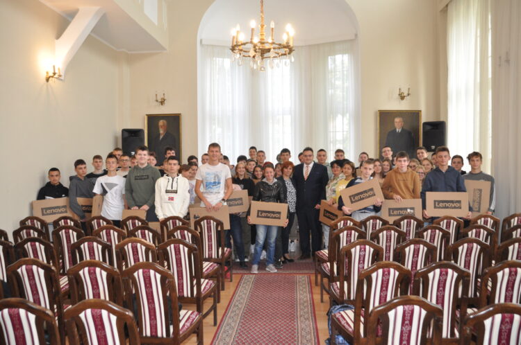 Spoločná fotografia petrovských prvákov s predstaviteľmi MSS