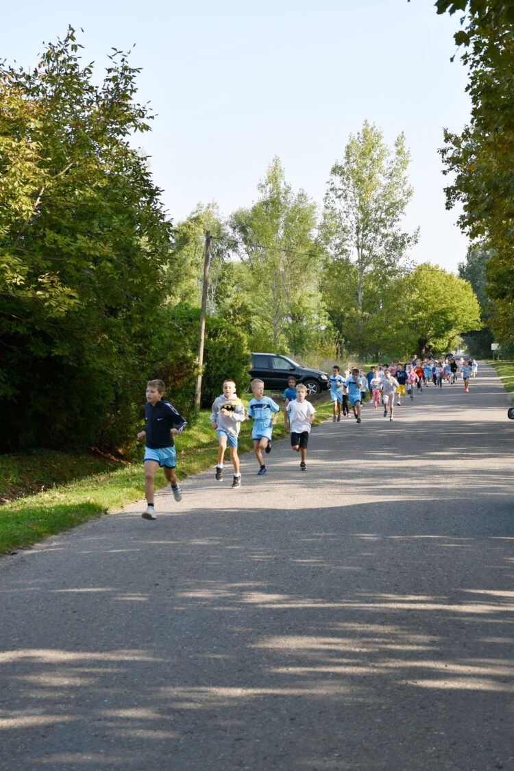 Prváci a druháci obehli dráhu 400 metrov