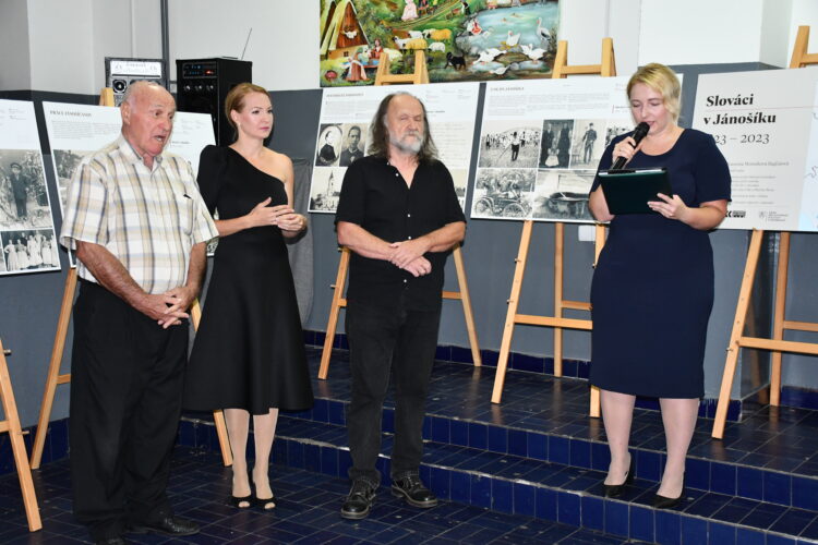 Z vernisáže dokumentárnej foto výstavy Slováci v Jánošíku (1823 – 2023)
