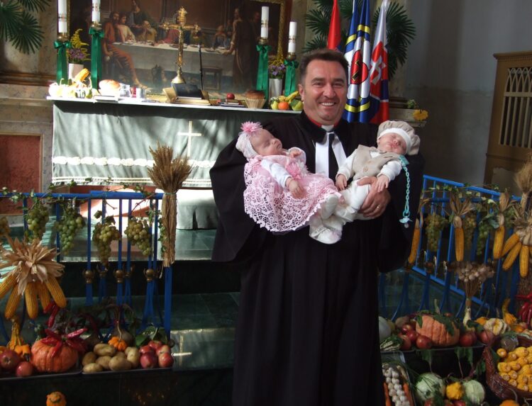 Jaroslav Javorník sa na bohoslužbách vyfotil s novými členmi cirkevného zboru Lenkov a Filipom Čelovskovcami