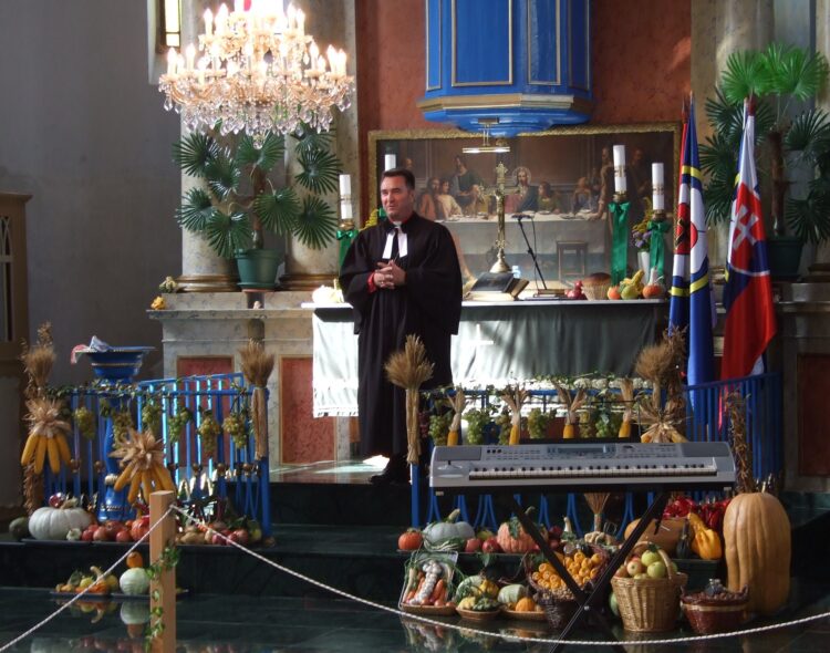 Biskup Jaroslav Javorník počas služieb poďakovania za úrodu a oltár chrámu ozdobený jesennými plodmi