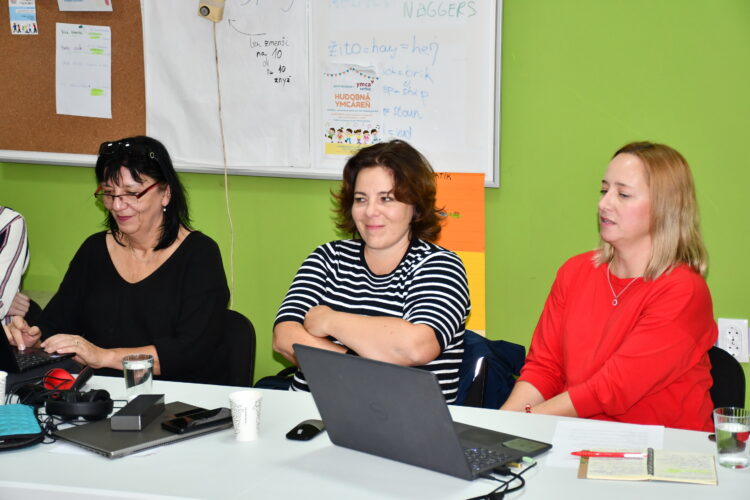 Školiteľky Agáta Krausová (vľavo), Alžbeta Lukáčová a Anna Medveďová ml.