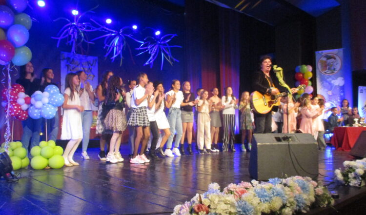 Účastníci festivalu spolu na javisku