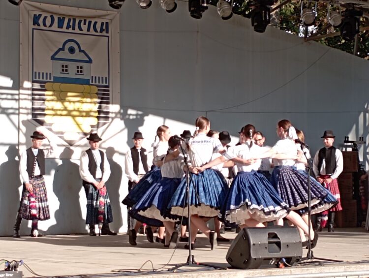 Tanec FS V šírom poli hruška