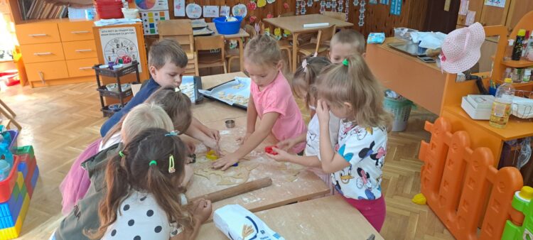 Počas Detského týždňa boli aj najmladší Kulpínčania kreatívni a prakticky zruční: učili sa piecť koláče a pripraviť ovocný šalát