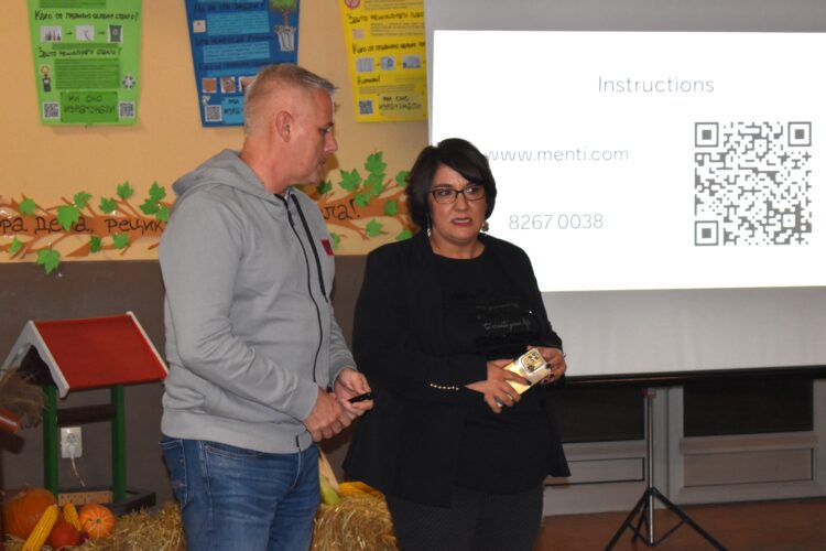 Prednášateľ Igor Jurić a riaditeľka základnej školy Katica Gajićová