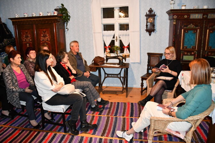 Večierok v  priestore etno domu v Hložanoch