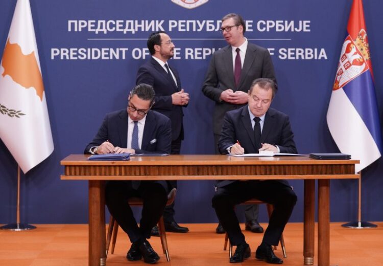 Beograd, 23. novembra 2023. - Vlade Srbije i Republike Kipra potpisale su danas u Beogradu, u prisustvu predsednika Aleksandra Vuèiæa i Nikola Hristodulidisa, tri memoranduma o saradnji, u oblasti nauke, obrazovanja i diplomatskih akademija.Memorandum o razumevanju o saradnji izmeðu Diplomatske akademije Ministarstva spoljnih poslova Srbije i Diplomatske akademije Ministarstva spoljnih poslova Republike Kipra potpisali su prvi potpredsednik Vlade i ministar spoljnih poslova Srbije Ivica Daèiæ i ministar spoljnih poslova Kipra Konstandinos Kombos. FOTO TANJUG/ STRAHINJA AÆIMOVIÆ/ bg