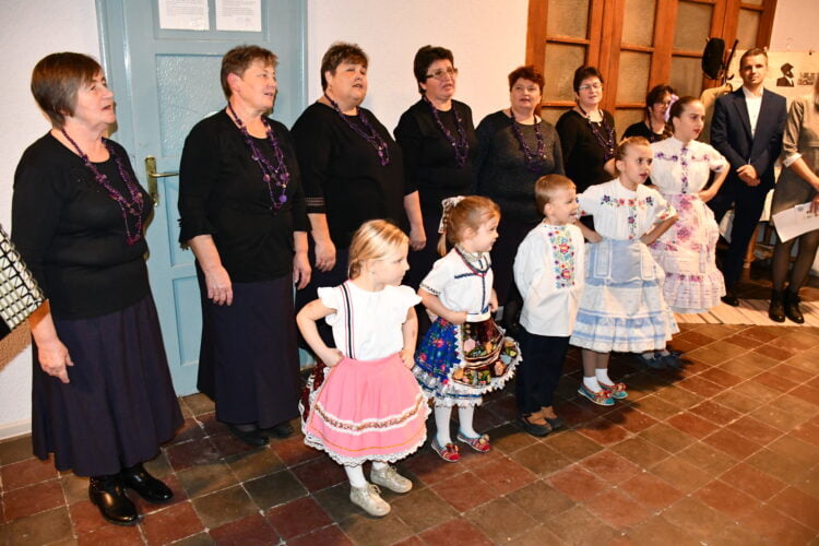 Komorný zbor Nádeje hudobne doplnil výstavy