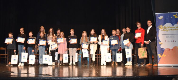 Všetci odmenení recitátori s organizátormi súťaže