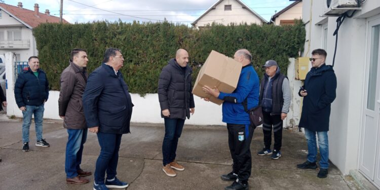 Dejan Santrač odovzdal donáciu pre FK Jadran v Golubinciach