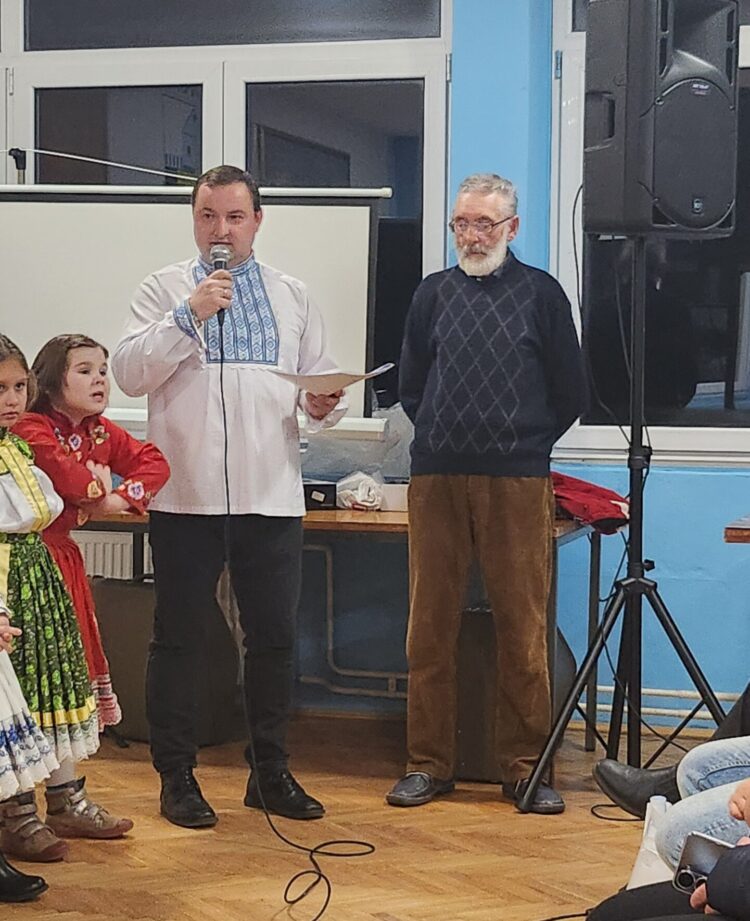 Príhovor predsedu Memoriálneho strediska Dr. Jánka Bulíka Jána Dišpitera, vedľa neho stojí hudobník Adam Ďurica (zľava)