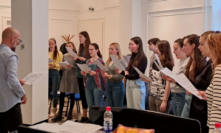 Praktická časť seminára: profesor Božidar Crnjanski so študentkami Akadémie umení v Novom Sade (foto: z archívu Zväzu umeleckej tvorby amatérov Vojvodiny)