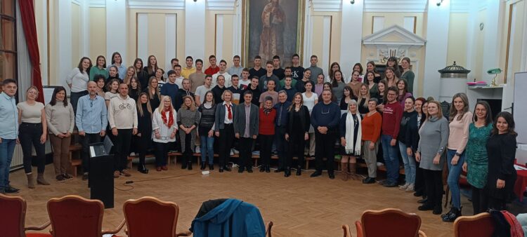 Na snímke frekventanti, organizátori a prednášatelia (foto: z archívu Zväzu umeleckej tvorby amatérov Vojvodiny)