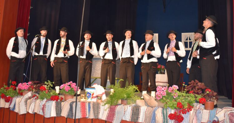 Mužská spevácka skupina KOS Jednota a v nej aj sólisti – účastníci programu Jesenné listy