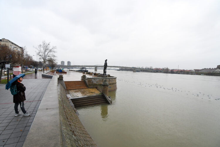 Vrchol povodňovej vlny je pri Novom Sade