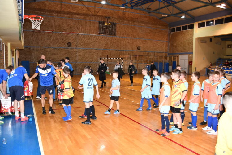 Pre mladých futbalistov prichystali aj balíky