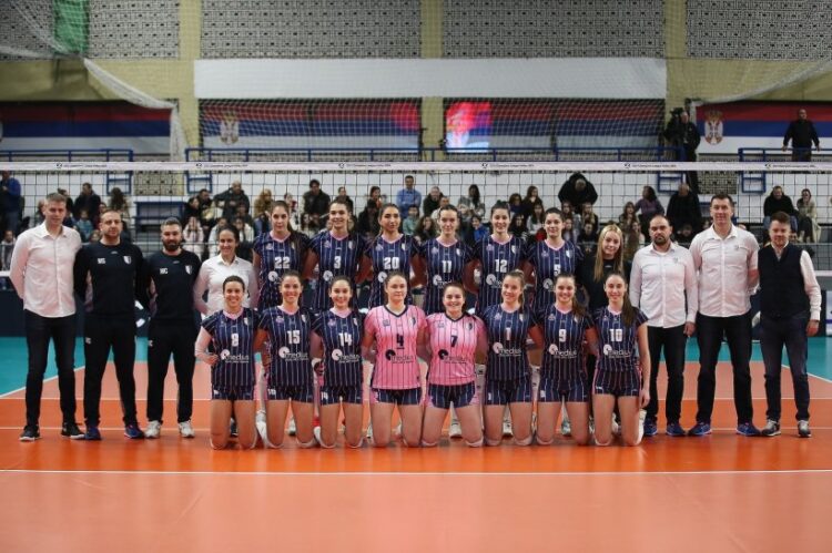 Volejbalistky pazovskej Jednoty s vedením klubu