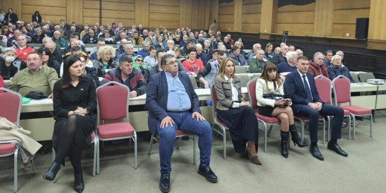 Prítomní na udeľovaní zmlúv (foto: Branka Topalovićová)