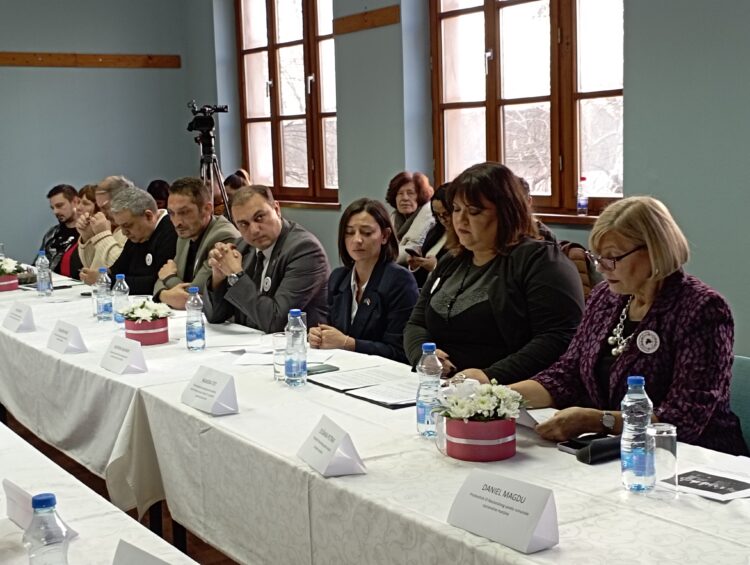 Záber z okrúhleho stola