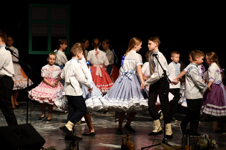 Spolkársky dorast pri tanci