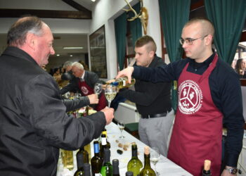 Z vlaňajšej degustácie vín v organizácii kulpínskeho Združenia vinohradníkov vinárov a na podujatí Veľká noc v Kulpíne (foto: A. Francistyová)