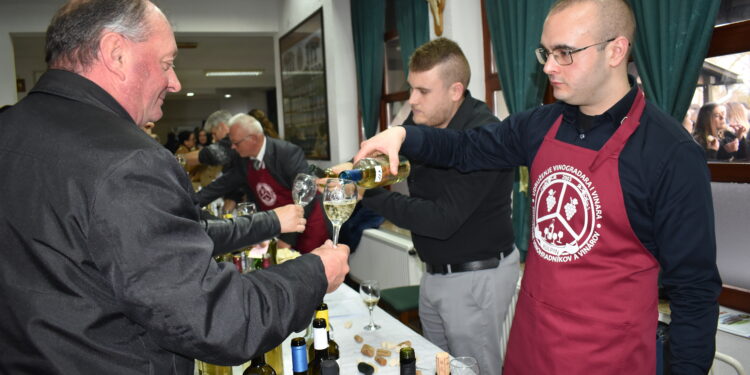 Z vlaňajšej degustácie vín v organizácii kulpínskeho Združenia vinohradníkov vinárov a na podujatí Veľká noc v Kulpíne (foto: A. Francistyová)