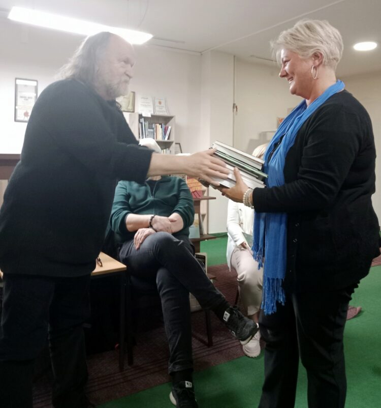 Knižné darčeky pre pazovskú knižnicu od Vladimíra Valentíka prevzala Nataša Filipová