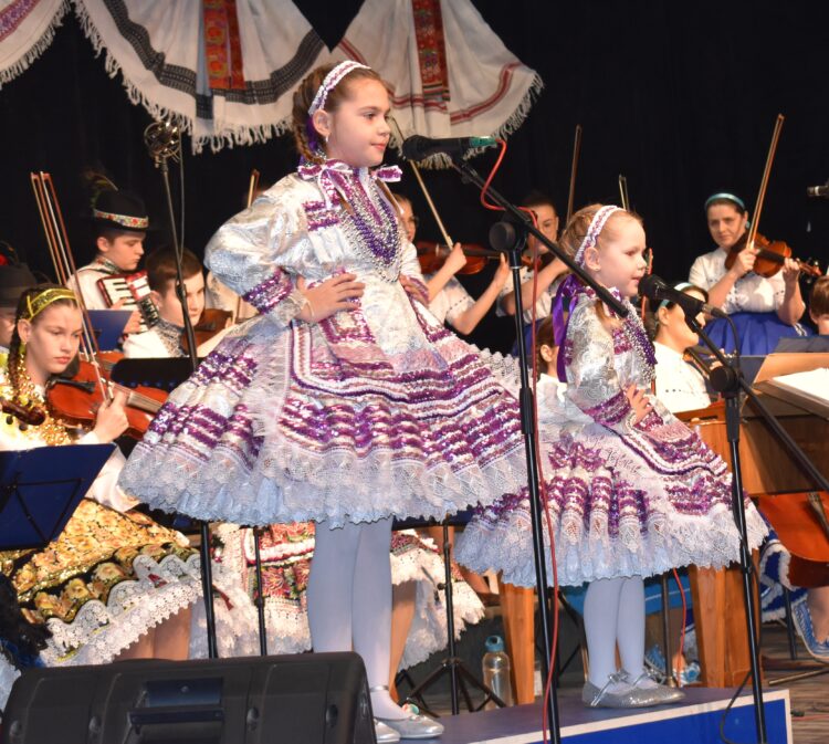 Druhý festivalový koncert otvorili v duete sestričky Alena a Dajana Strickové