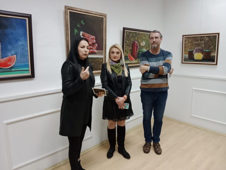 Záber z otvorenia výstavy: (zľava) autorka Tanja Uroševićová a Marjan Karavla