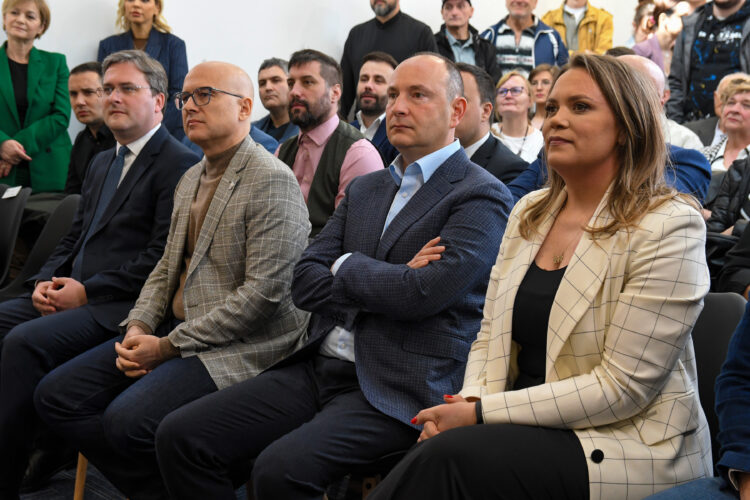 Ministri Selaković a Vučević, primátor Đurić a zakladateľka združenia Vanja Petković