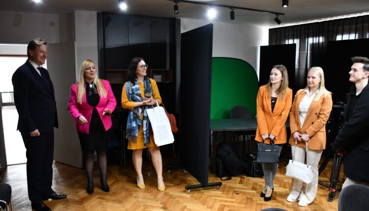 Hostia si pozreli aj nové štúdio Hlasu ľudu