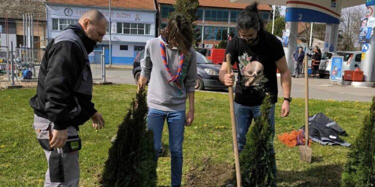 Z marcovej akcie vysádzania sadeníc v Kovačici (Foto: z archívu EHOK)