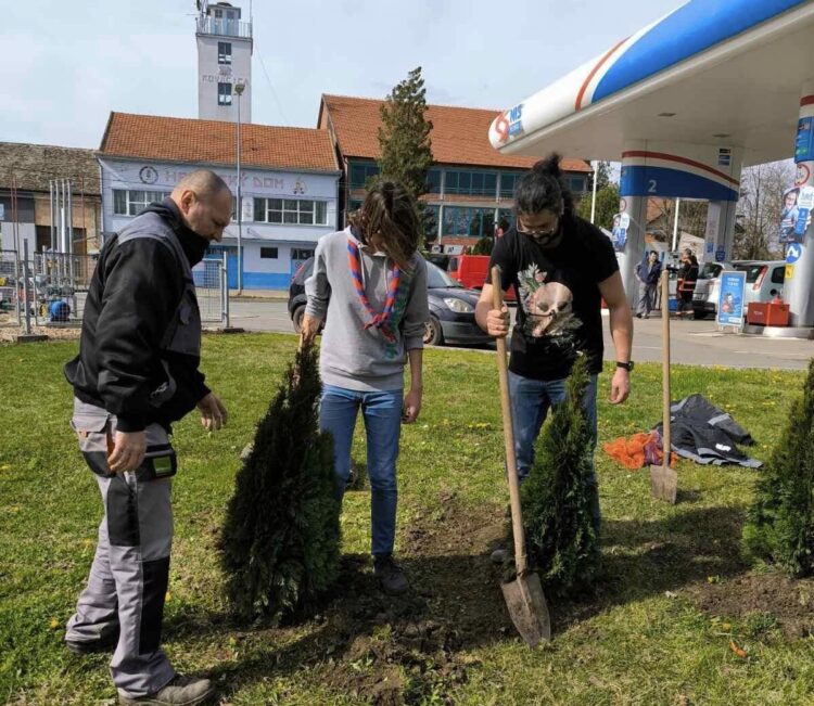 Z marcovej akcie vysádzania sadeníc v Kovačici (Foto: z archívu EHOK)