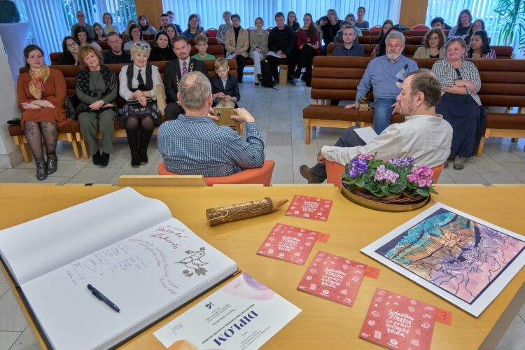 Zo slávnostného vyhodnotenia tohtoročnej literárnej súťaže (foto: Michal Petrilák)