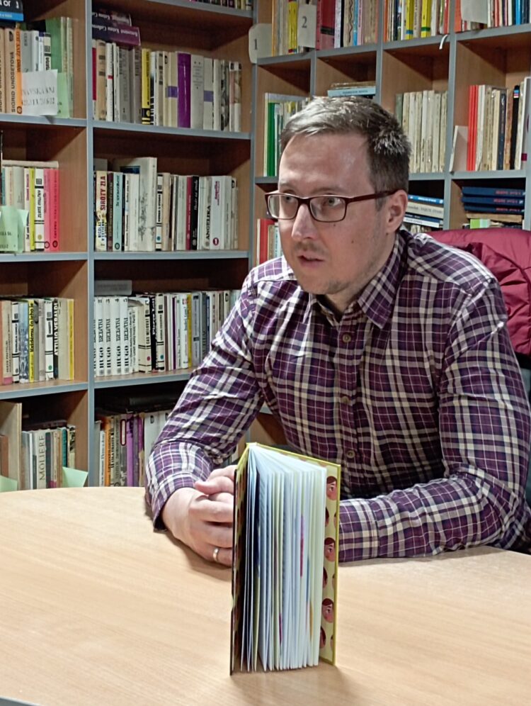 Miroslav Gašpar v Obecnej knižnici v Kovačici