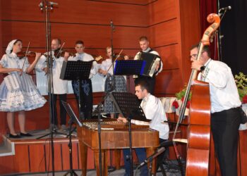 Orchester SKC P. J. Šafárika na minuloročnom Folklórnom
festivale Tancuj, tancuj... v Hložanoch