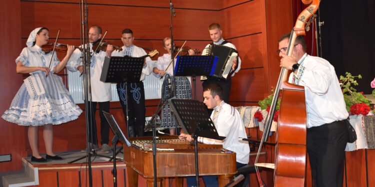 Orchester SKC P. J. Šafárika na minuloročnom Folklórnom
festivale Tancuj, tancuj... v Hložanoch