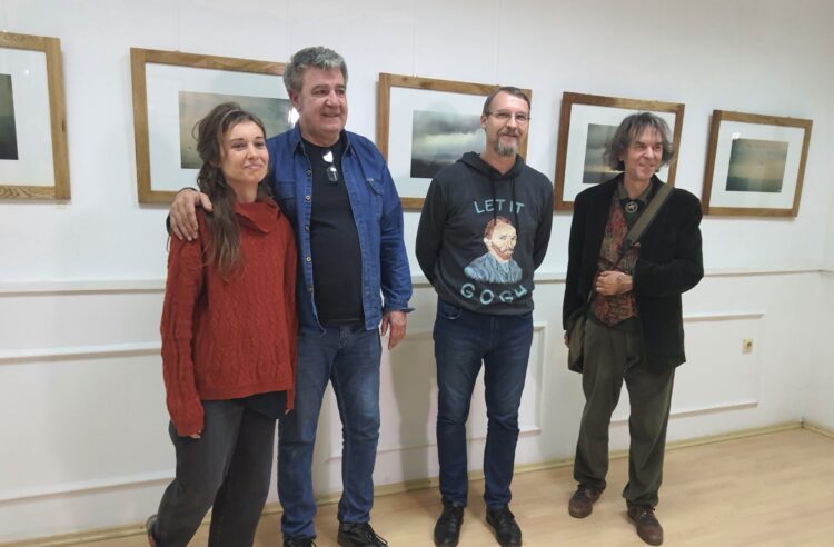 Záber z otvorenia výstavy: autorka, Zoran Čalija, Marjan Karavla a Peđa Todorović