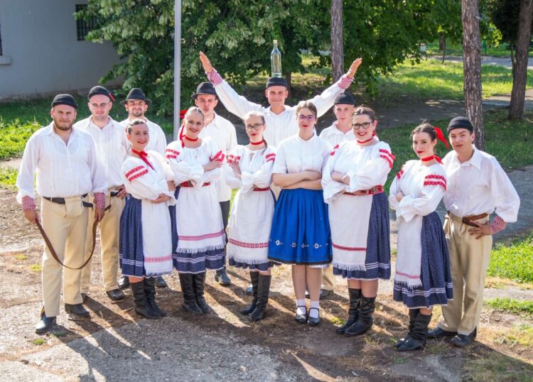 Mládežníci v štylizovaných krojoch – primeraných nacvičenej
choreografii (foto: z archívu KUS Zvolen)
