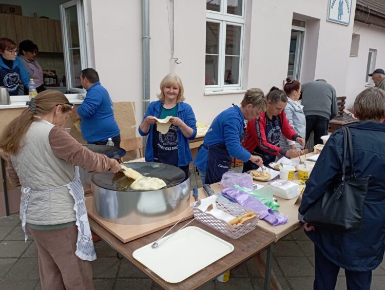 Spolkárky sa vrteli okolo langošov