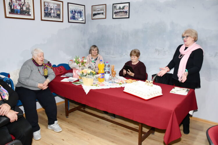 Oslava 85. narodenín Viery Benkovej v Spolku petrovských žien