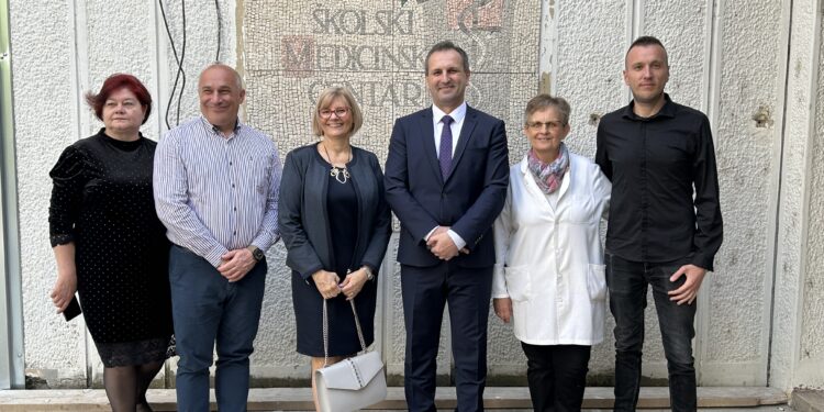 Z návštevy Strednej zdravotníckej školy 7. apríla v Novom Sade (foto: z archívu D. Petrákovej)