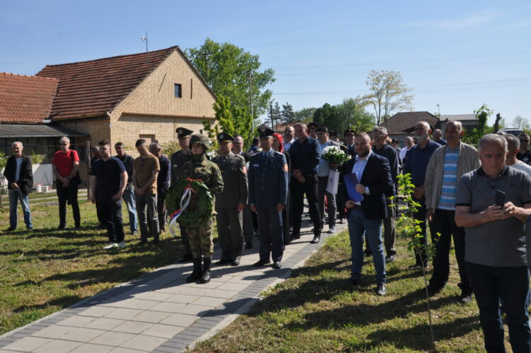 Stretnutie v areáli na starom srbskom cintoríne v Hložanoch