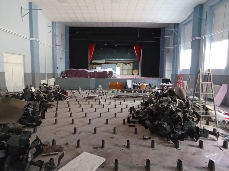 Čoskoro budú vynovené aj sedadlá vo veľkej sále